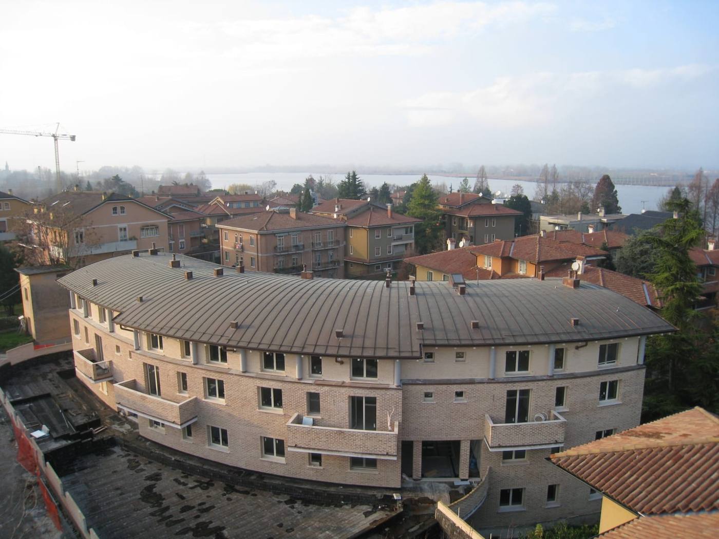 Palazzina residenziale curva in mattoni a vista, realizzata dal nostro personale