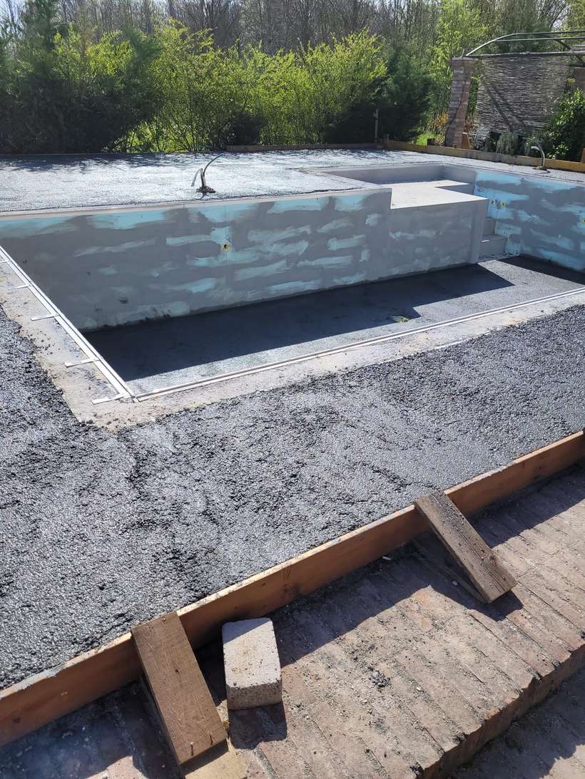 Vasca della piscina in costruzione, con i muri in blocchi cassero in EPS e la ghiaia intorno